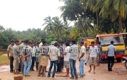 Sand lorries seized at Adam Kudru, Mangalore